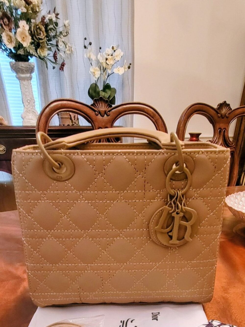 Cute fashion tote w/crossbody strap! No brand.